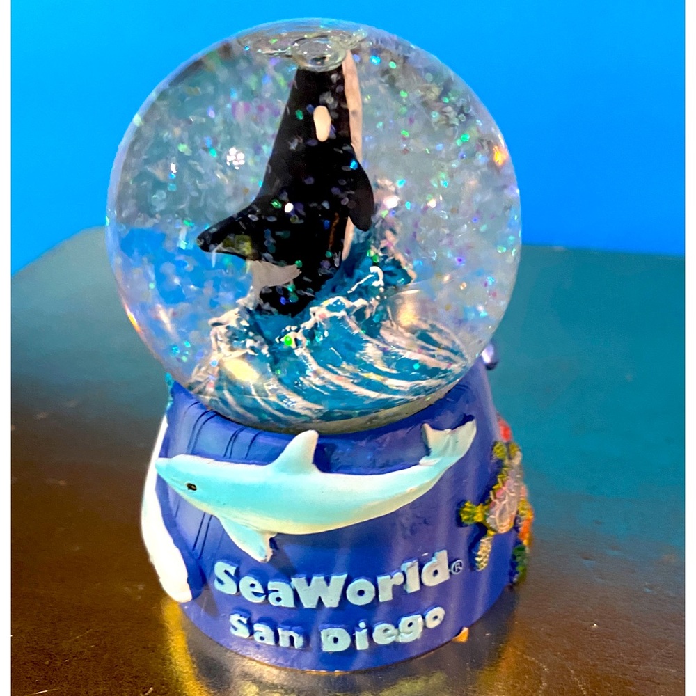 SEA WORLD COLLECTIBLE NWT MINI GLITTERY WATER GLOBE SAN DIEGO w/WHALE & SEA FISH